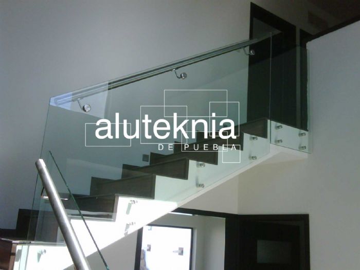 CANCELERIA EN ALUMINIO Y CRISTAL